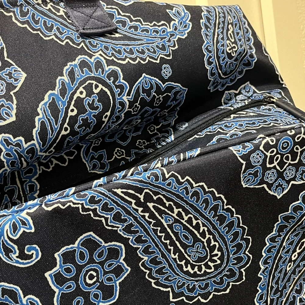 VERA BRADLEY NAVY BLUE PAISLEY DESIGN WEEKEND/TRAVEL EXPANDABLE TOTE